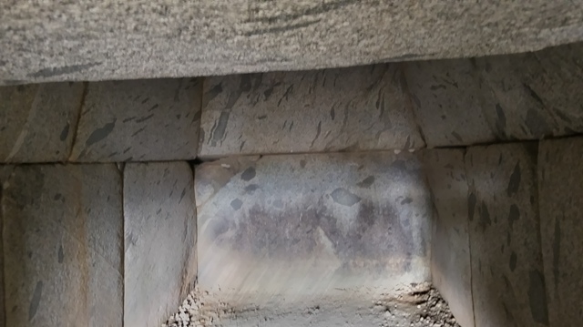 岩屋山古墳玄室.JPG